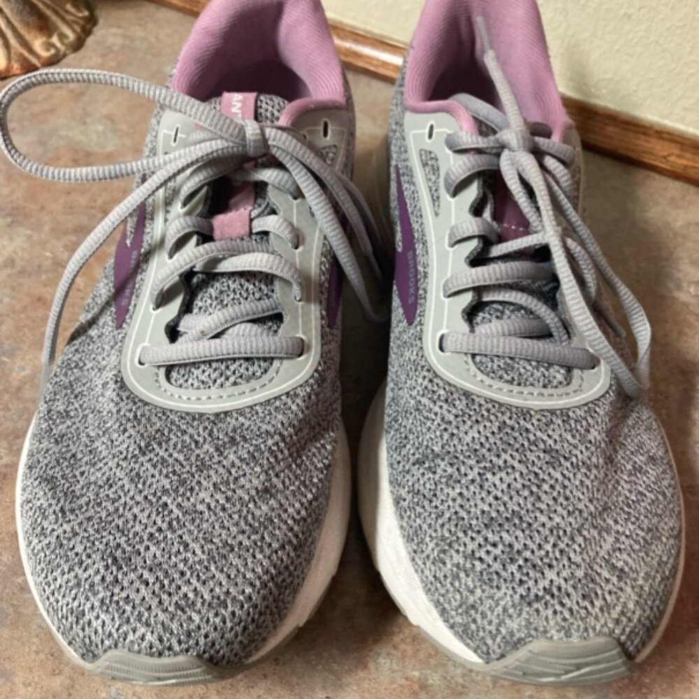 BROOKS ANTHEM SIZE 7.5, GREY AND PURPLE